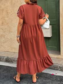 Breezaya Vestido casual de vacaciones con cuello en V, manga corta y bordado floral para mujer de talla grande - Marrón - Ver 2