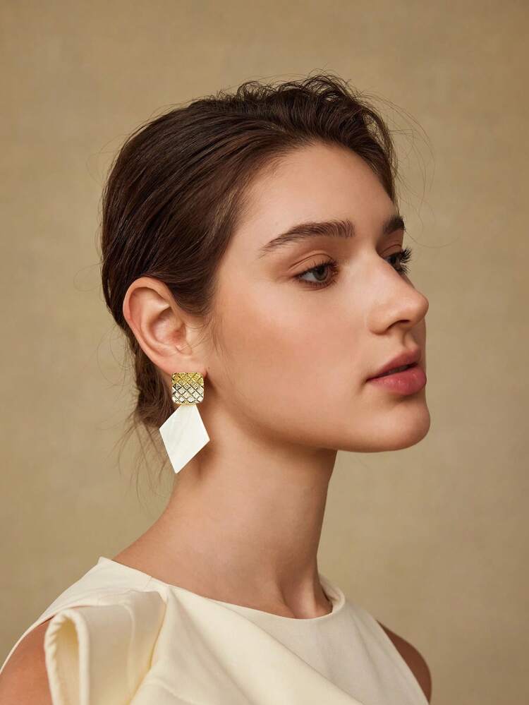 GOLDEN SEA SHELL DANGLE EARRINGS