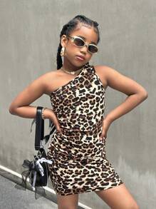 SHEIN Vestido mini ajustado con estampado de leopardo y un solo hombro para niña preadolescente, ropa informal y de resort, conjunto a juego de madre e hija (las 2 piezas se venden por separado)