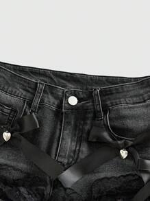 ROMWE Grunge Punk Shorts vaqueros mini de talle súper bajo con colgante cruzado, lazo de encaje y estilo lindo para mujer, en color azul oscuro o negro, adecuados para verano, playa, graduación, Pascua, conciertos, vacaciones en Nashville