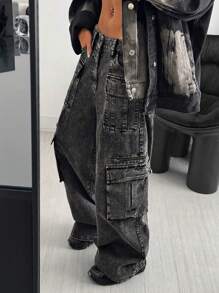 SHEIN EZwear Jeans de pierna ancha de carga con múltiples bolsillos de mezclilla negra desgastada