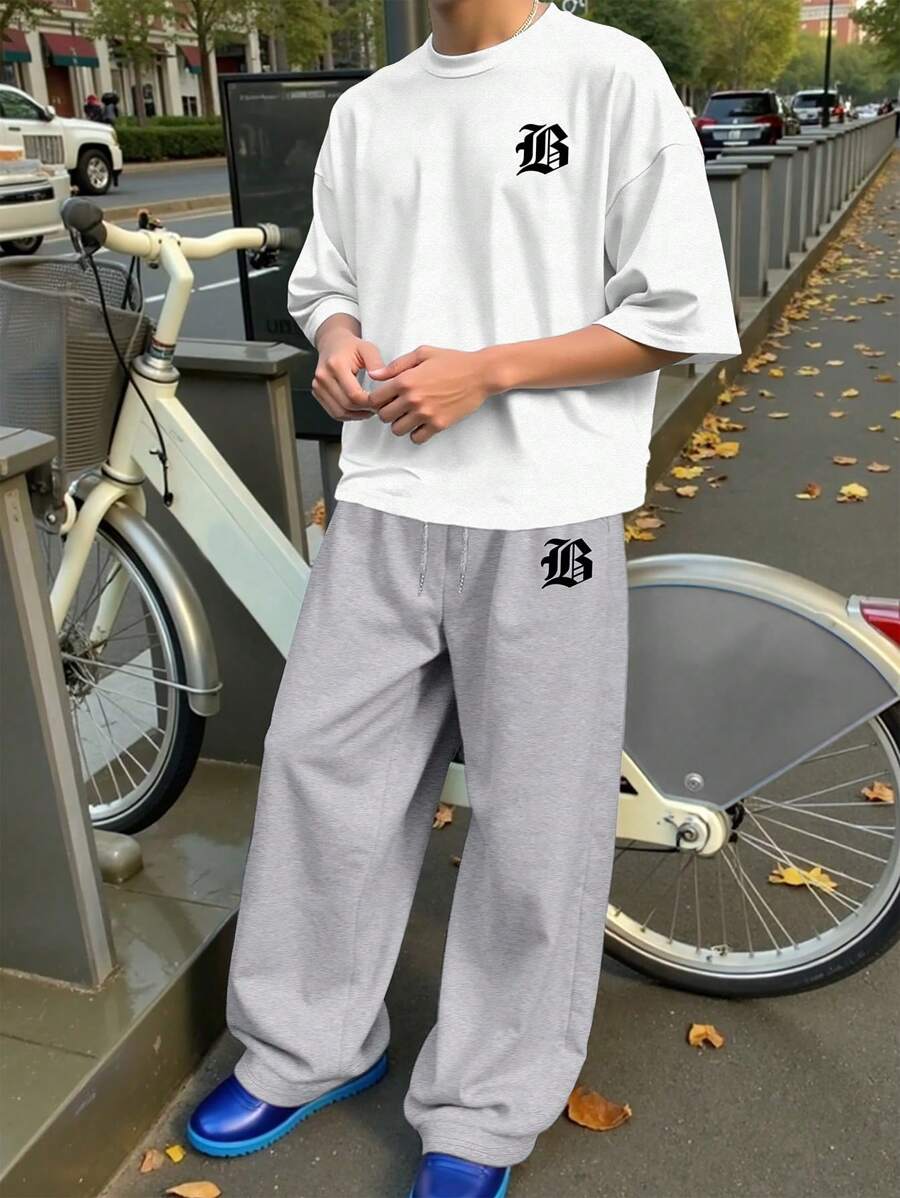 Manfinity Hypemode Set di maglietta a maniche corte con stampa a lettere e girocollo casual e pantaloni della tuta con vita con coulisse e gamba ampia, abbigliamento casual da uomo, adatto per uso quotidiano, uscite, feste, festival musicali, incontri con amici, può essere usato come regalo per amici, famiglia, fidanzato. Abiti larghi e comodi per uomo. - Multicolore - Visualizzare 1