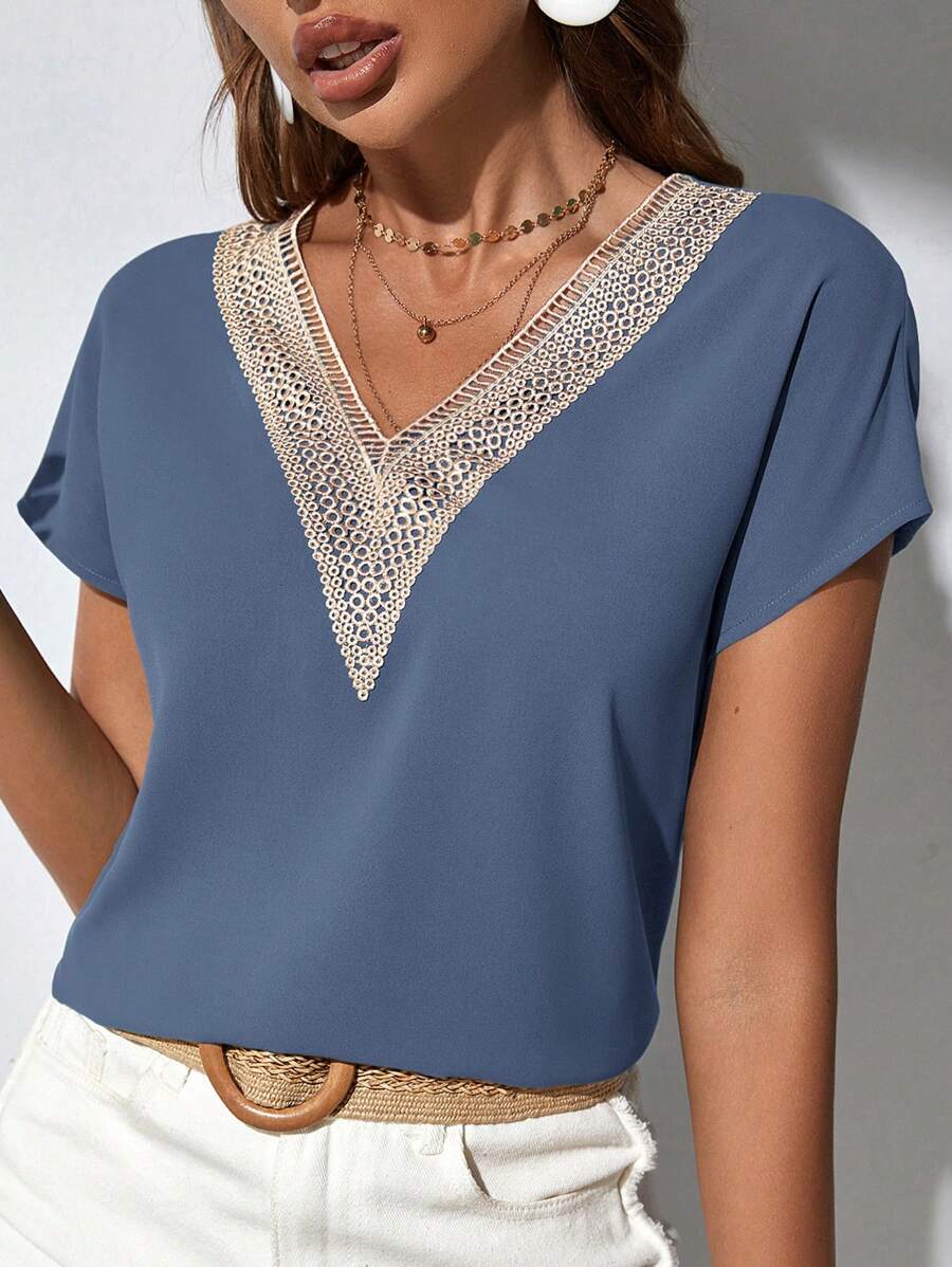SHEIN Clasi 女士V领蕾丝拼布休闲短袖衬衫，适合夏季 - 霧霾藍 - 查看 1