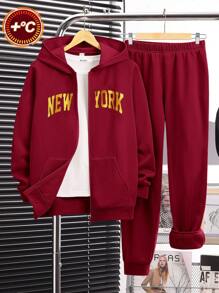 SHEIN Bộ 2 chiếc/Bộ áo nỉ chui đầu có mũ trùm đầu màu trơn thoải mái, rộng rãi cho bé trai tuổi teen và quần nỉ dệt kim, phù hợp cho mùa thu/đông, du lịch - Màu Đỏ Sâu - Xem 1