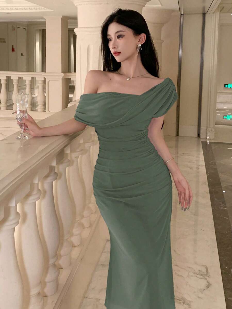 DAZY 女士优雅纯色不对称领口短袖连衣裙,适合婚礼宾客着装、夏季穿着、婚礼舞会礼服、长款连衣裙 - 橄欖綠 - 查看 1
