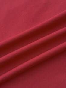 Camiseta de cuello redondo ajustada roja con borde de contraste, atuendo de baile callejero, camiseta con estampado de insignia y letras de