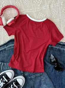 Camiseta de cuello redondo ajustada roja con borde de contraste, atuendo de baile callejero, camiseta con estampado de insignia y letras de
