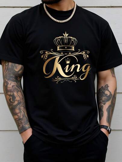 Manfinity LEGND Plus Size Men's Black Casual Short Sleeve T-Shirt With Prominent Gold "KING" And Crown Print Design, The Gold Adds A Sense Of Authority And Nobility To The Modern And Exquisite Aesthetics, Giving A Touch Of Royal Elegance, Making It A Ideal Gift For Boyfriends, Husbands, Elders, And Couple