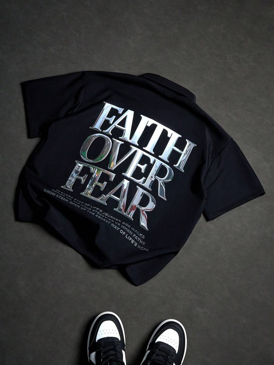 Manfinity EMRG Manfinity Streetrush Men's Street-Style Sports Shirt Featuring An INS-Inspired High-Street Metallic "FAITH OVER FEAR" Slogan Printed On The Back. It Has A Loose Fit With A Zipper Closure On The Front, Making It A Stylish Black Short-Sleeve Option Perfect For Music Festivals And Everyday Wear - Black - View 1