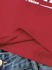 Camiseta de cuello redondo ajustada roja con borde de contraste, atuendo de baile callejero, camiseta con estampado de insignia y letras de