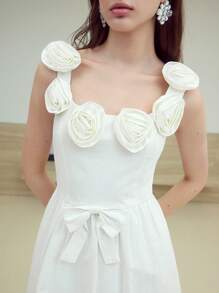 MOTF STUDIO فستان قصير مزين بفرفرة زهرية بارزة من القطن - أبيض - مشاهدة 2