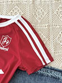 Camiseta de cuello redondo ajustada roja con borde de contraste, atuendo de baile callejero, camiseta con estampado de insignia y letras de