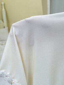 SHEIN Ensemble de pyjamas courts à manches courtes pour femmes, en tricot casual, avec empiècement en dentelle brodée sur le devant, col en V, liseret côtelé et bord volantéà volant - Nude - Voir 7