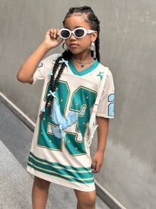 SHEIN 少女新款春夏休闲街头风V领露肩短袖23标语Logo老鹰图案杏色下摆绿色条纹印花宽松针织面料迷你连衣裙母女装（2件分开出售） - 彩色 - 查看 6