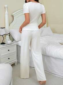 SHEIN Ensemble de pyjamas courts à manches courtes pour femmes, en tricot casual, avec empiècement en dentelle brodée sur le devant, col en V, liseret côtelé et bord volantéà volant - Nude - Voir 2