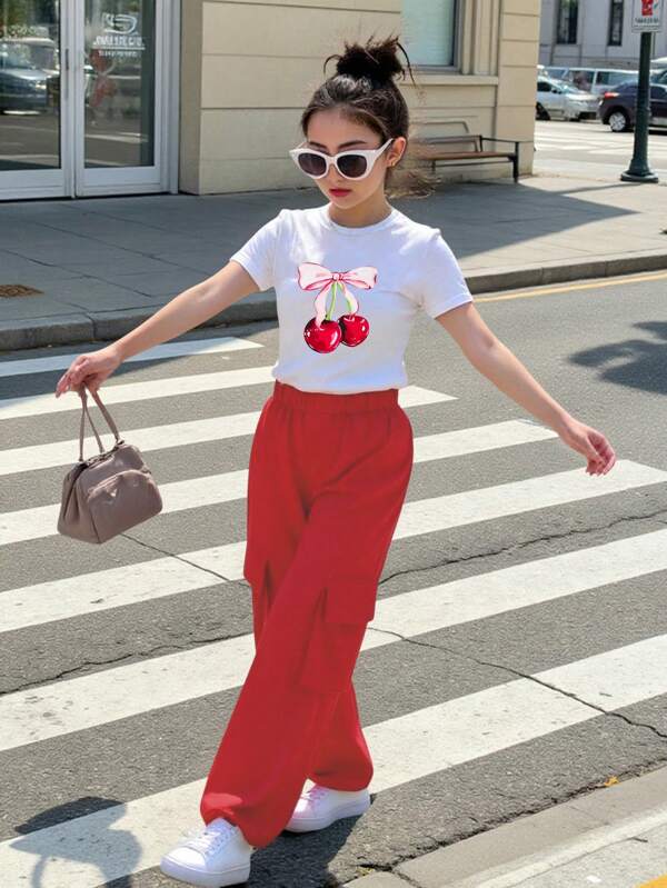 SHEIN Conjunto de camiseta de manga corta con cuello redondo y pantalón cargo con estampado gráfico simple de cerezas en rojo y blanco para adolescentes