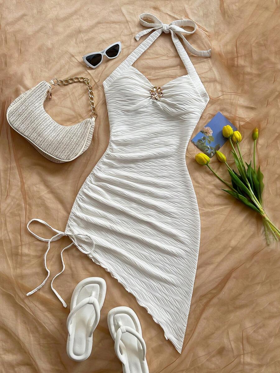 Soleia 女士度假性感褶皱纹理针织露背领蝴蝶结花朵金属装饰合身不对称下摆迷你裙，适合派对、约会、情人节、下午茶、海滩、游轮、春假、狂欢节城市度假 - 白色 - 查看 1