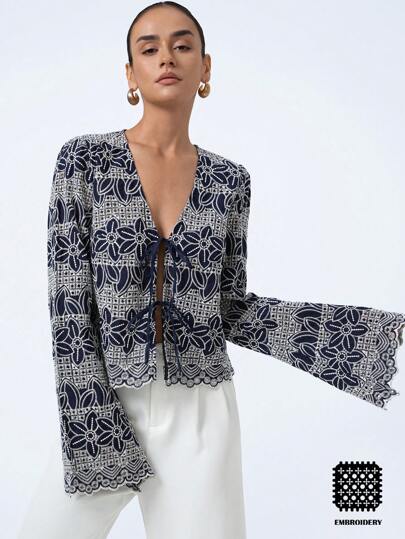 Aveloria Modichic 全新法式时尚休闲度假海滩简约宽松 V 领蝴蝶结喇叭袖精致镂空刺绣花卉女式衬衫