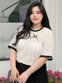 Dazy Plus 大码蝴蝶结、蕾丝、花卉撞色圆领短袖字母印花T恤可爱上衣女式夏季服装学院风上衣