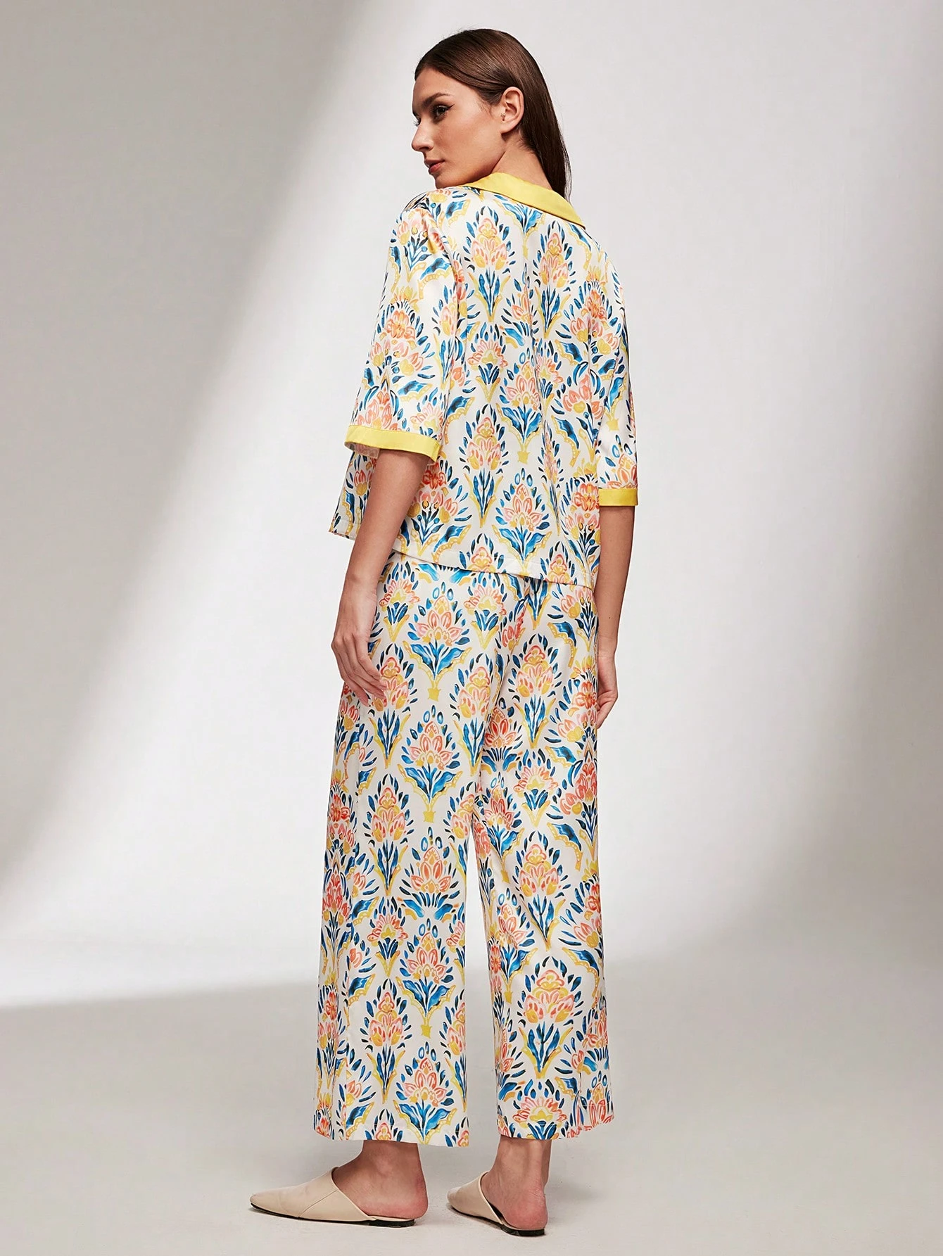 Ensemble de pyjama en satin soyeux à motif rétro composé d'un haut à manches courtes et boutons et d'un pantalon ample avec poches. Tenue d'intérieur légère et confortable pour les femmes.