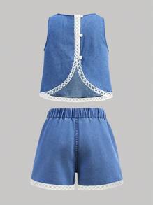 SHEIN Conjunto de Duas Peças Casual para Meninas Pré-Adolescentes, Composto por Regata com Gola Redonda e Renda Emendada, Costas Abertas no Meio e Shorts Folgados com Renda Emendada e Bordado Vazado, Ideal para Verão, Praia, Férias, Rave, Concerto e Festival - Lavagem Média - Visão 1