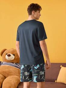 Notgurli Męski zestaw piżamowy z nadrukiem na słuchawkach, krótkim rękawem i spodenkami - Ciemnoszary - Zobacz 2