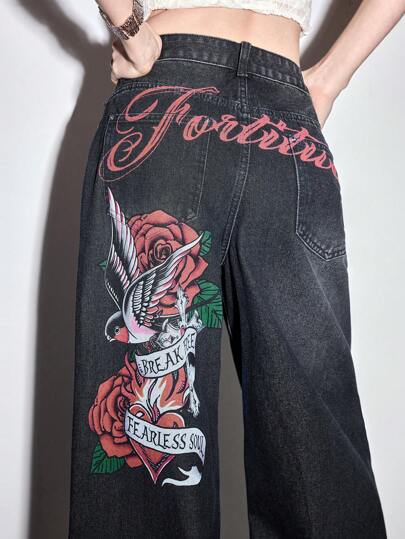 Jeans femme taille basse, coupe ample et jambes larges, avec imprimé ailes croisées, style streetwear hip-hop chic Y2K