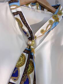 Chiquease Damen Bluse mit Bindekragen, grafischem Muster, eleganter Kurzarm, Sommer