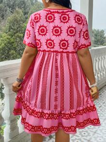 SHEIN VCAY Vestido casual de talla grande para mujer con estampado geométrico, cordón, escote en V y manga corta, ropa bohemia para mujer, ropa de vacaciones tropicales, ropa de mujer con flores tropicales