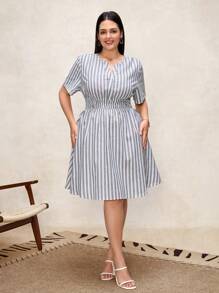 SHEIN Clasi Große Größen Modisches gestreiftes Kleid mit V-Ausschnitt, elastischem Bund und Kurzarm für Damen, Business-Casual, Kleider für Damen, Sommeroutfit für Damen, Hochzeitsgast Kleid für Damen, Muttertagsoutfit, Bürooutfit für Damen, Business-Casual, Festivaloutfit für Damen, Abschlussballkleid, Lässig Kleider für Damen, Vintage