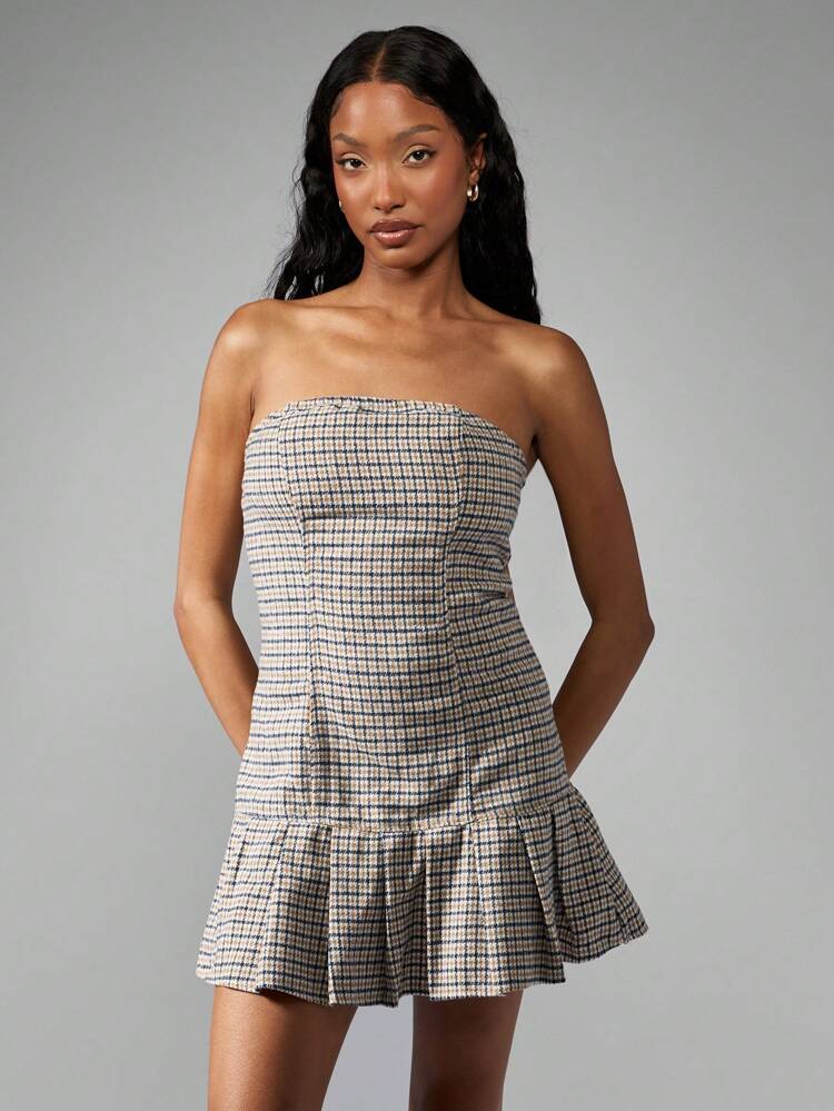 MISSGUIDED Vestido mini ajustado de cintura baja con vuelo plisado en tela de tweed y escote tipo bandeau