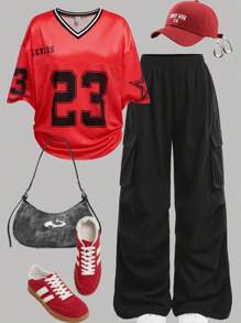 SHEIN Girlism 少女红色数字和字母印花拼接篮球球衣 T 恤上衣和黑色工装口袋裤两件套休闲街头服饰 - 紅色 - 查看 1