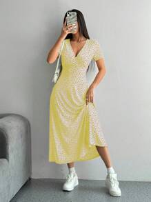 SHEIN PETITE Women's V-Neck Ditsy Floral Summer Short Sleeve Dress (Random Cutting) Maxi Women Outfit - Multicolor - View 4