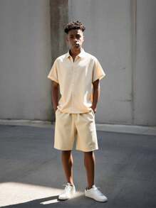 SHEIN Ensemble de chemise à manches courtes ample et short en tissu à texture tissé pour les vacances, tenue décontractée quotidienne pour adolescents garçons