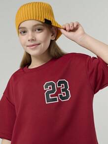 SHEIN Explorewe 1 pieza Camiseta de manga corta holgada con gráfico de letras y números para niñas, versátil para viajes, juegos al aire libre y uso escolar