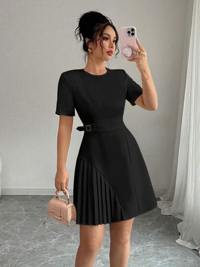  Elenzga Christmas And New Year Autumn-Winter Commuter Style Black Dress With Round Neck And Short Sleeves, Waist Belt Design, Asymmetrical Pleated Hem A-Line Skirt. Pleated Hem, Latest Design. Slimming And Versatile Dress For Work Or Dates. Simple And Elegant, Suitable For Multiple Occasions, Exuding A Professional And Graceful Aura.