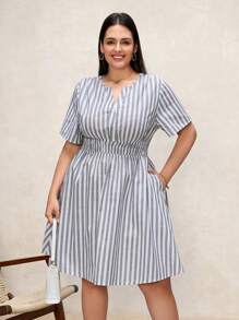 SHEIN Clasi Große Größen Modisches gestreiftes Kleid mit V-Ausschnitt, elastischem Bund und Kurzarm für Damen, Business-Casual, Kleider für Damen, Sommeroutfit für Damen, Hochzeitsgast Kleid für Damen, Muttertagsoutfit, Bürooutfit für Damen, Business-Casual, Festivaloutfit für Damen, Abschlussballkleid, Lässig Kleider für Damen, Vintage