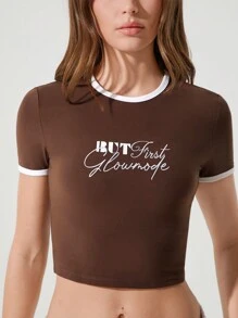 GLOWMODE Camiseta corta de manga corta y cuello redondo con gráfico de FeatherFit™ Oh Baby. Parte superior corta apta para yoga, pilates, barre y uso casual diario de bajo impacto - Marrón - Ver 4