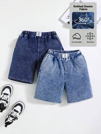 SHEIN Ensemble de 2 pièces pour garçon préado: Shorts en jean décontractés de style mode Y2k, en denim tricoté bleu foncé et bleu clair, coupe droite ample avec micro-élasticité. Costume pour garçon, tenue de tous les jours, vêtements d'été et de printemps pour enfants