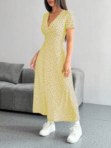 SHEIN PETITE Women's V-Neck Ditsy Floral Summer Short Sleeve Dress (Random Cutting) Maxi Women Outfit - Multicolor - View 3