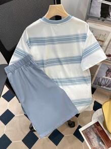 SHEIN 2 sztuki/zestaw Swobodny kostium dla nastolatków dla chłopców Ubrania dla nastolatków Ulica Sportowy Styl przygotowawczy Paski Kolor Blok Krótki Rękaw T-shirt i khaki Cargo Shorts Set - Brudny niebieski - Zobacz 2