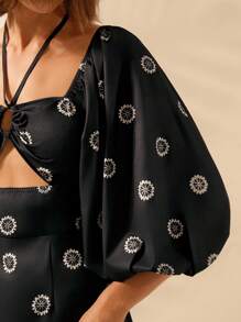 CAJUNI Vestido de vacaciones casual de mujer con estampado de árbol de plátano tropical en negro y beige, con abertura, cuello halter, mangas farol atadas y abertura lateral - Blanco y Negro - Ver 4