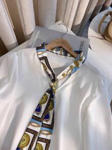 Chiquease Damen Bluse mit Bindekragen, grafischem Muster, eleganter Kurzarm, Sommer