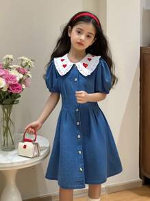 SHEIN Vintaside Kids Girls' Denim Dress Bleached Light Wash Casual Fitted Playful Heart Embroidered Design, Versatile & Fashionable For Daily Wear - Dark Wash - View 3