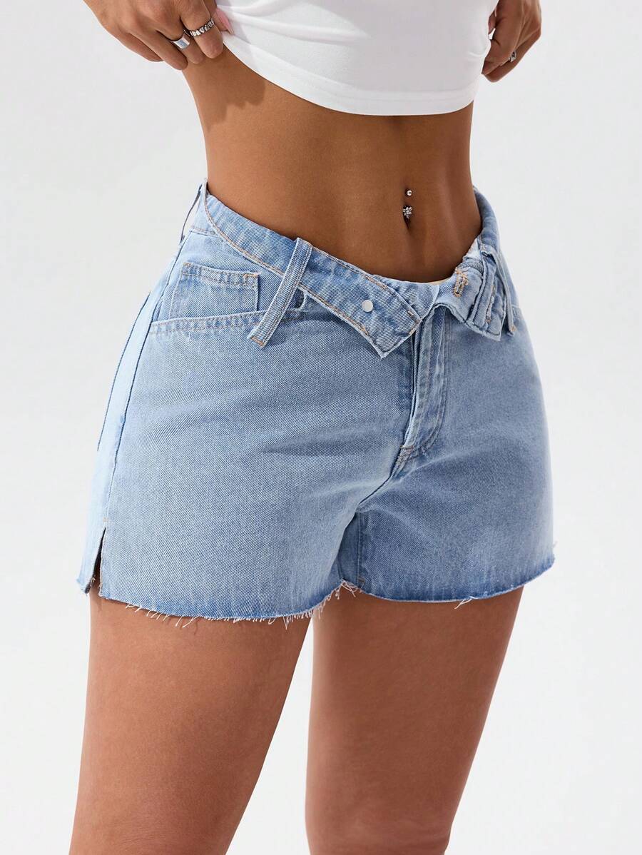 SHEIN PETITE 夏季休闲水洗不对称口袋磨边牛仔短裤 - 藍色 - 查看 1