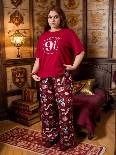 HARRY POTTER X SHEIN Conjunto de pijama de verano con top de manga corta y cuello redondo talla grande y pantalones con estampado del castillo del tren de Gryffindor en rojo