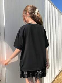 SHEIN 2 件套休闲青少年女孩宽松蝴蝶印花圆领 T 恤和荷叶边下摆裙子 - 黑色 - 查看 2