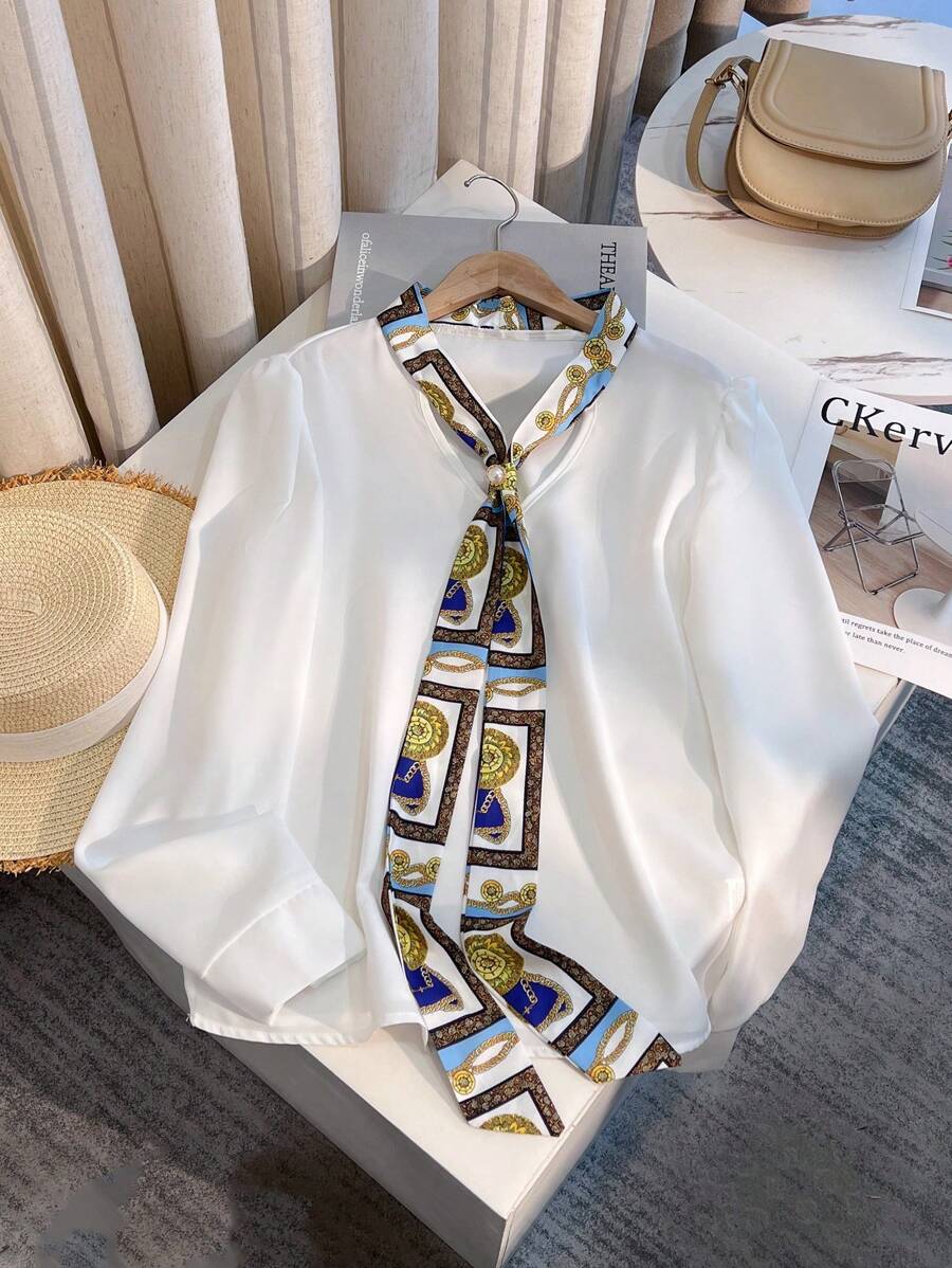 Chiquease Damen Bluse mit Bindekragen, grafischem Muster, eleganter Kurzarm, Sommer