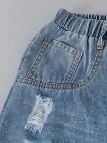 Conjunto de 2 piezas para niños pequeños con top de manga corta informal y cómodo, y shorts de mezclilla rotos