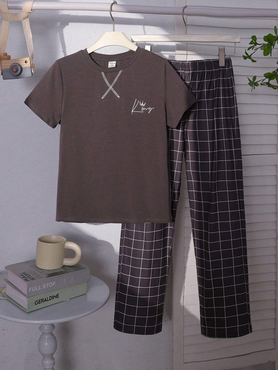 SHEIN Leap Crew 2 件套青少年男孩简约字母刺绣圆领短袖 T 恤和格子图案宽松舒适睡裤 - 灰色 - 查看 1